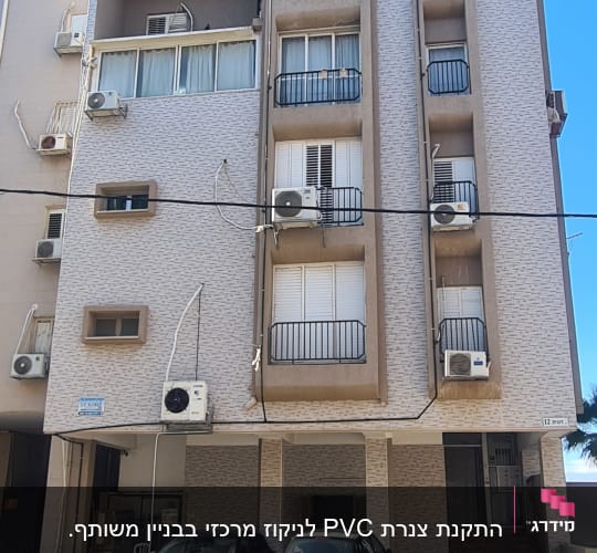 יחידות מיזוג אוויר מותקנות על קיר בניין